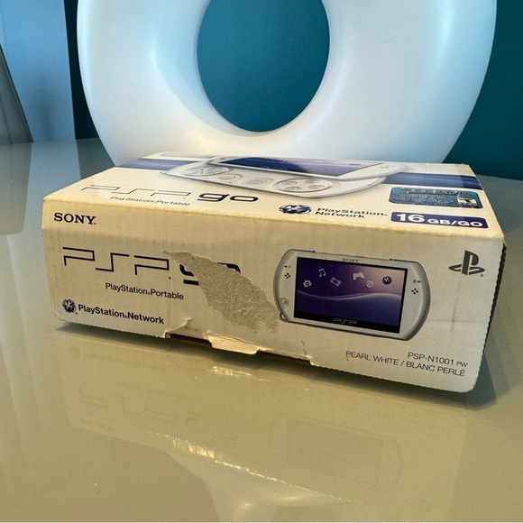 Sony PSP GO 16GB System, Pearl White — CIB - Picture 10 of 10